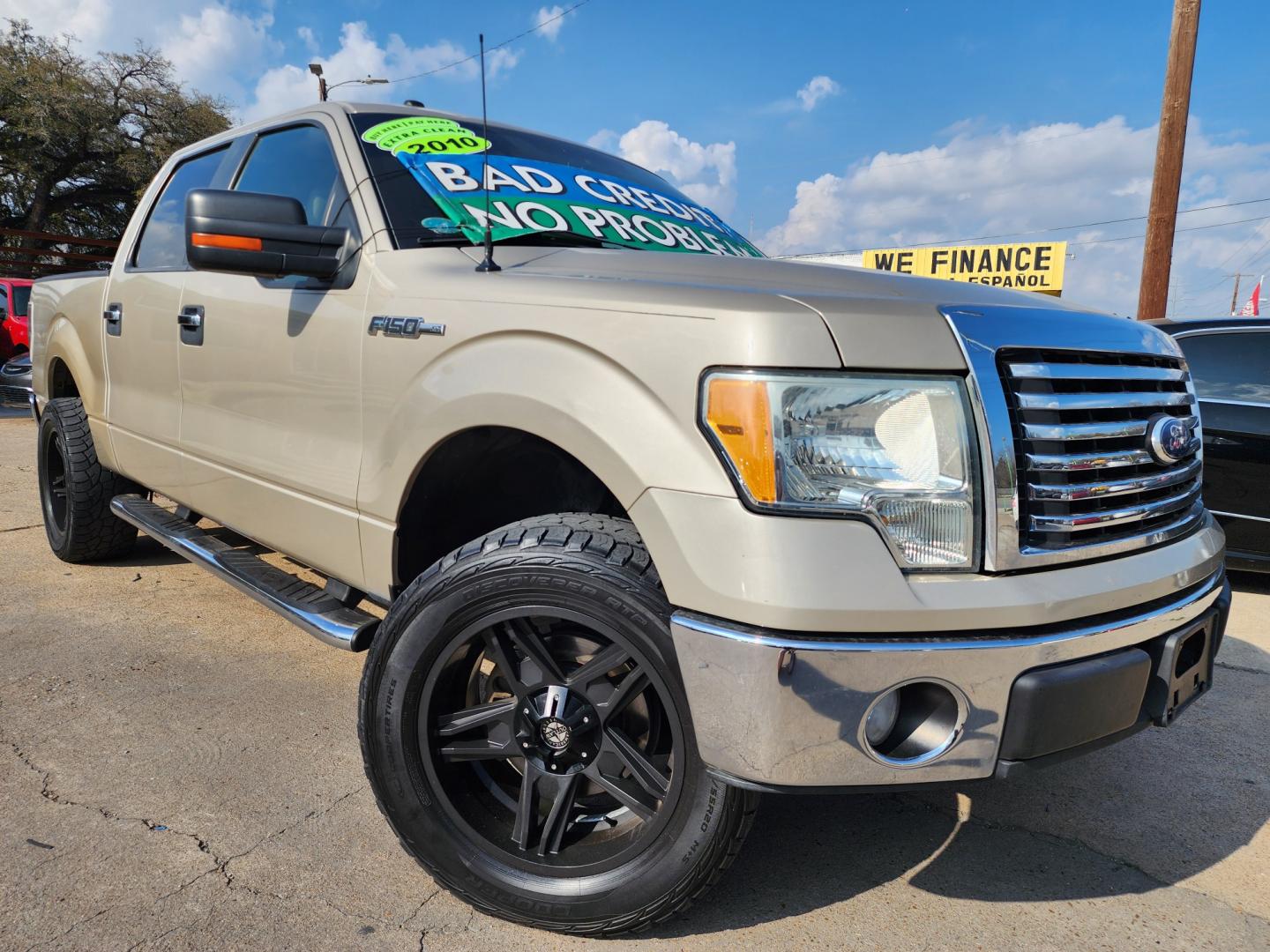 2010 GOLD Ford F-150 XLT (1FTEW1C81AF) , AUTO transmission, located at 2660 S.Garland Avenue, Garland, TX, 75041, (469) 298-3118, 32.885551, -96.655602 - Photo#10